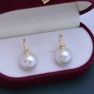 white round freshwater pearl earrings