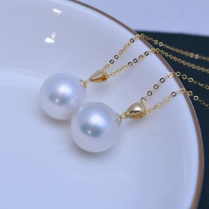 white pearl pendant necklace