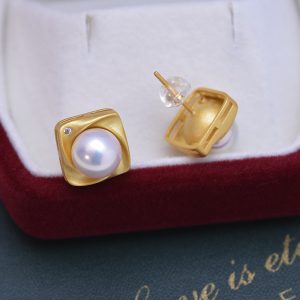 freshwater cultured pearl stud earrings